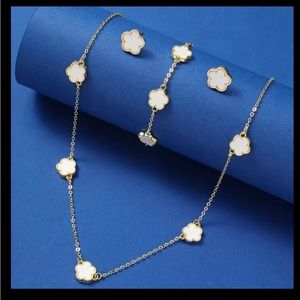 NWT Jewelry Set Flower Design Necklace, bracelet and earrings